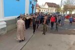 На Львовщине прихожане наплевали на карантин и сбежались к церкви - без масок, дистанции и совести