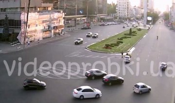 Жуткая авария в Киеве: мотоциклист сделал сальто в воздухе (ВИДЕО)