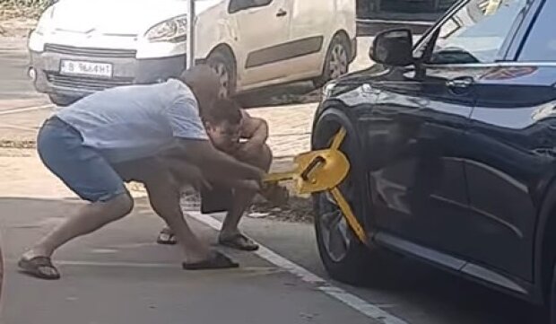 Українці зганьбилися у Європі голіруч знімаючи блокіратор з колеса