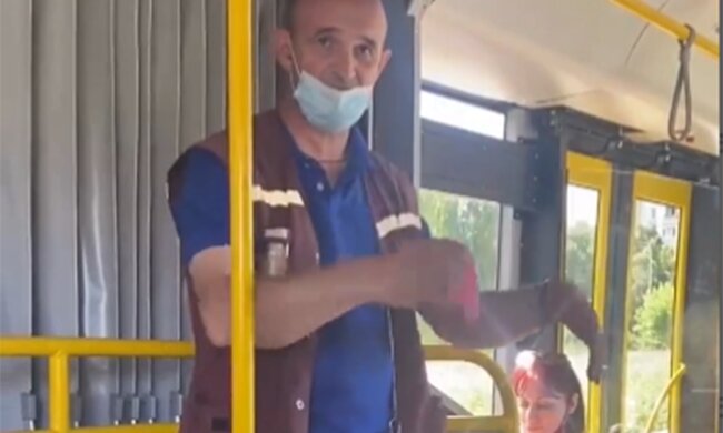 У Києві кондуктор показував фокуси, скріншот із відео