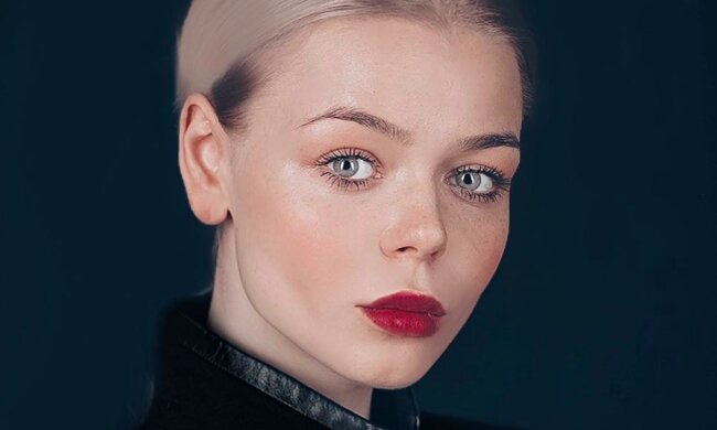 Груди Гросу ледь не випали з розкішної сукні, довелося притримувати: "Як романтично!"