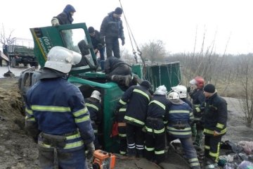 Аварія на Херсонщині: водія вантажівки затисло в кабіні