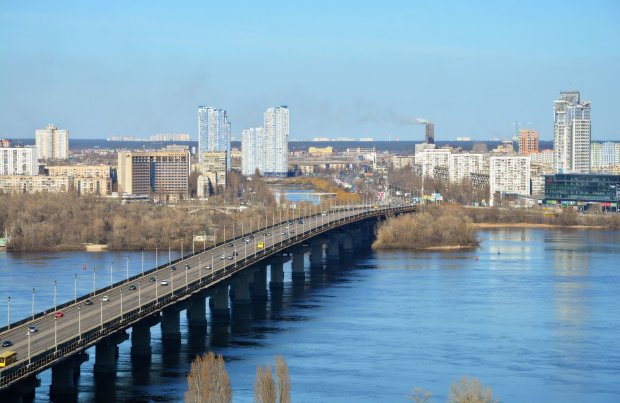 В Киеве срочно перекрывают мост Патона: что важно знать