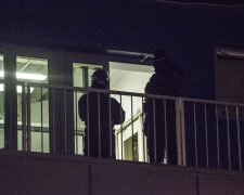 Мужчина с подозрительной кладью захватил крышу столичного магазина, назревает паника: видео