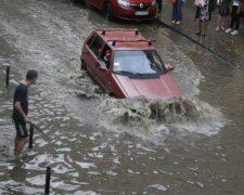 Потужний удар стихії паралізував Закарпаття, людей евакуювали: фото