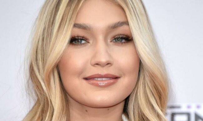 Спокуслива Джіджі Хадід прикрасила обкладинку популярного глянцю