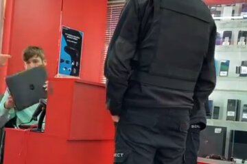 Киянка погрожувала хлопцю через зламаний ноутбук / фото: скріншот Youtube