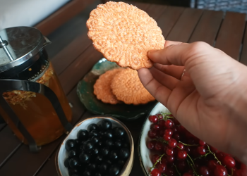 Печиво, чай, ягоди, кадр з відео