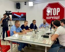 До чиїх рук потрапляють журналістські посвідчення та зброя: у Києві обговорили проблематику фейкових медійників