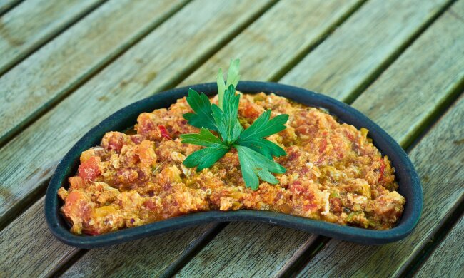 Туреччина у тебе на кухні: простий і незвичайний рецепт омлету менемену зробить ранок по-справжньому приємним