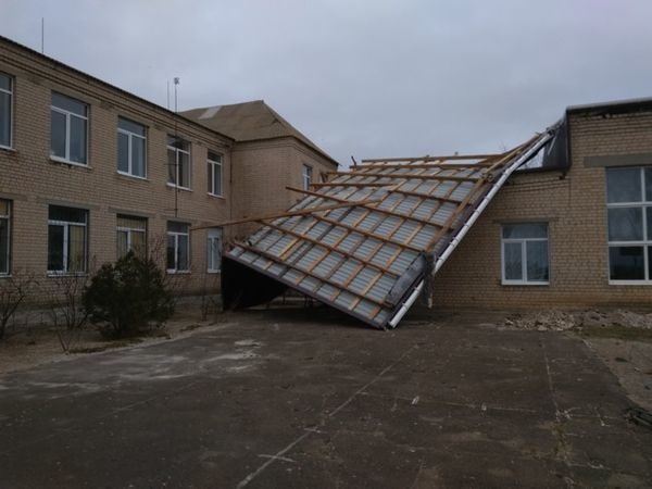 От дикой погоды школьникам сорвало крышу, в прямом смысле: эпичные кадры