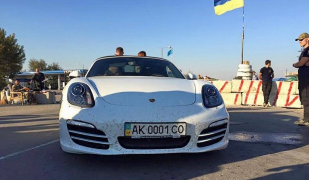 Крымский экс-прокурор на Porsche пытался прорвать блокаду (фото)