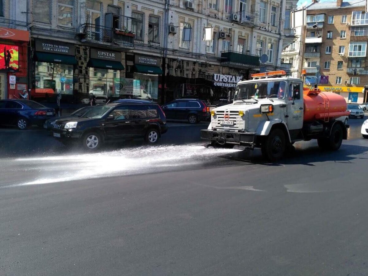 В Киеве в усиленном режиме поливают дороги: известна причина - ЗНАЙ ЮА