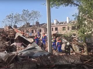Результат ракетного удару у Харкові. Фото: скрін youtube