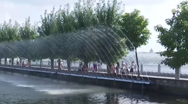 В Тернополе заработал самый длинный фонтан Украины - десятки метров водного кайфа