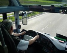 Переповнений автобус на швидкості вилетів у кювет: багато постраждалих