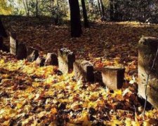 Рівненські екстремали перетворили єврейське кладовище в майданчик для розваг
