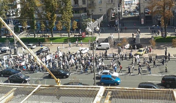 Вкладчики "Дельта банка" перекрыли дорогу на Крещатике (фото)