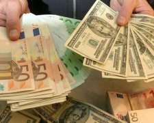 Долар в Україні щодня дешевшає
