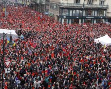 Тисячі людей в столиці мітингують проти корупції, президент вже пакує валізи