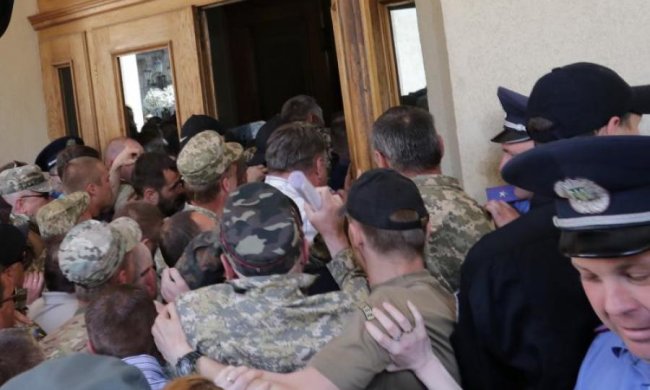 Націоналісти увірвалися до Львівської облради: постраждав буфет