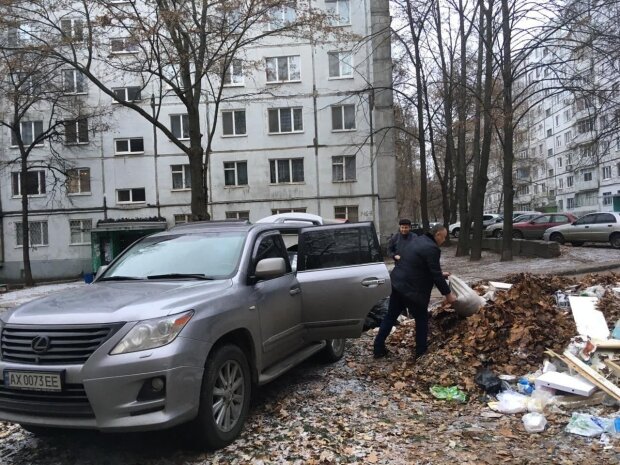 В Харькове наглый мажор устроил помойку во дворе и набросился с кулаками на девушку: "Не сунь жало!"