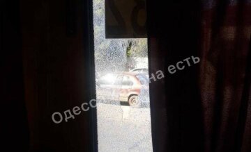 Пассажир маршрутки "словил" на себе лопнувшее стекло: "Вот это аттракцион"