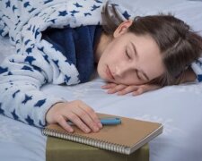 Підліток спить, спати, сон, школярка спить. Фото Світ Матраців