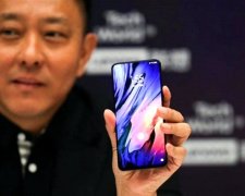 Lenovo Z5s: названо дату виходу першого в світі "дірявого" смартфона