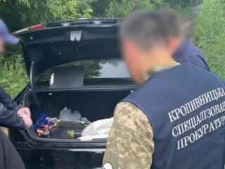 Чиновник хотів нажитися на вдові загиблого. Фото Офісу Генерального прокурора