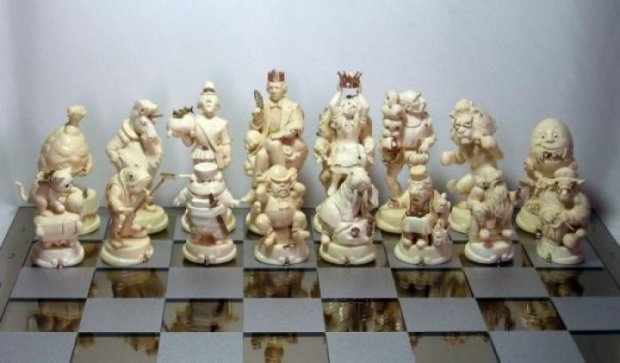 Гитлер, кот и оголенные зады: необычные шахматные фигуры (фото)