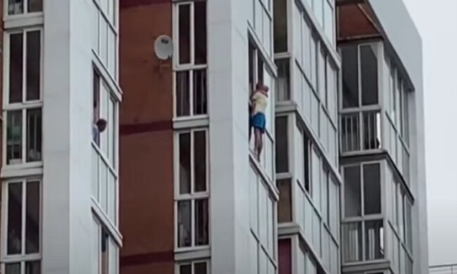 Оскаженілий татусь з сином на руках погрожував викинутись з 13-го поверху: подала на розлучення