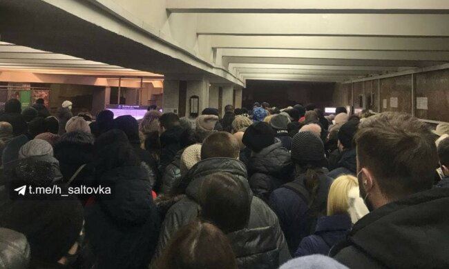 В харьковском метро "мертвые" терминалы взяли в заложники тысячи пассажиров: "Это ад"