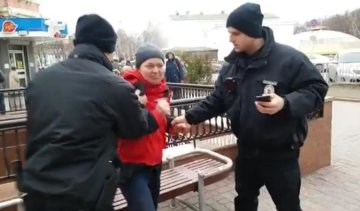 П'яна жінка з дитячим візочком накинулася на копів (відео)
