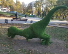 Вандали повалили фігурку динозавра в Запорізькому парку, фото: соціальні мережі