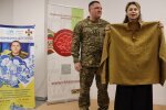 Сотні рук і сердець: як у Національній бібліотеці для дітей створили особливу вишиванку для Героя