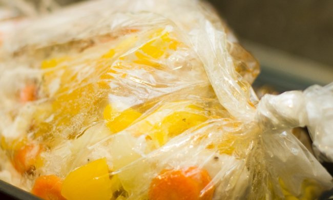 Курка в рукаві з овочами: швидкий рецепт, який доповнить будь-який стіл