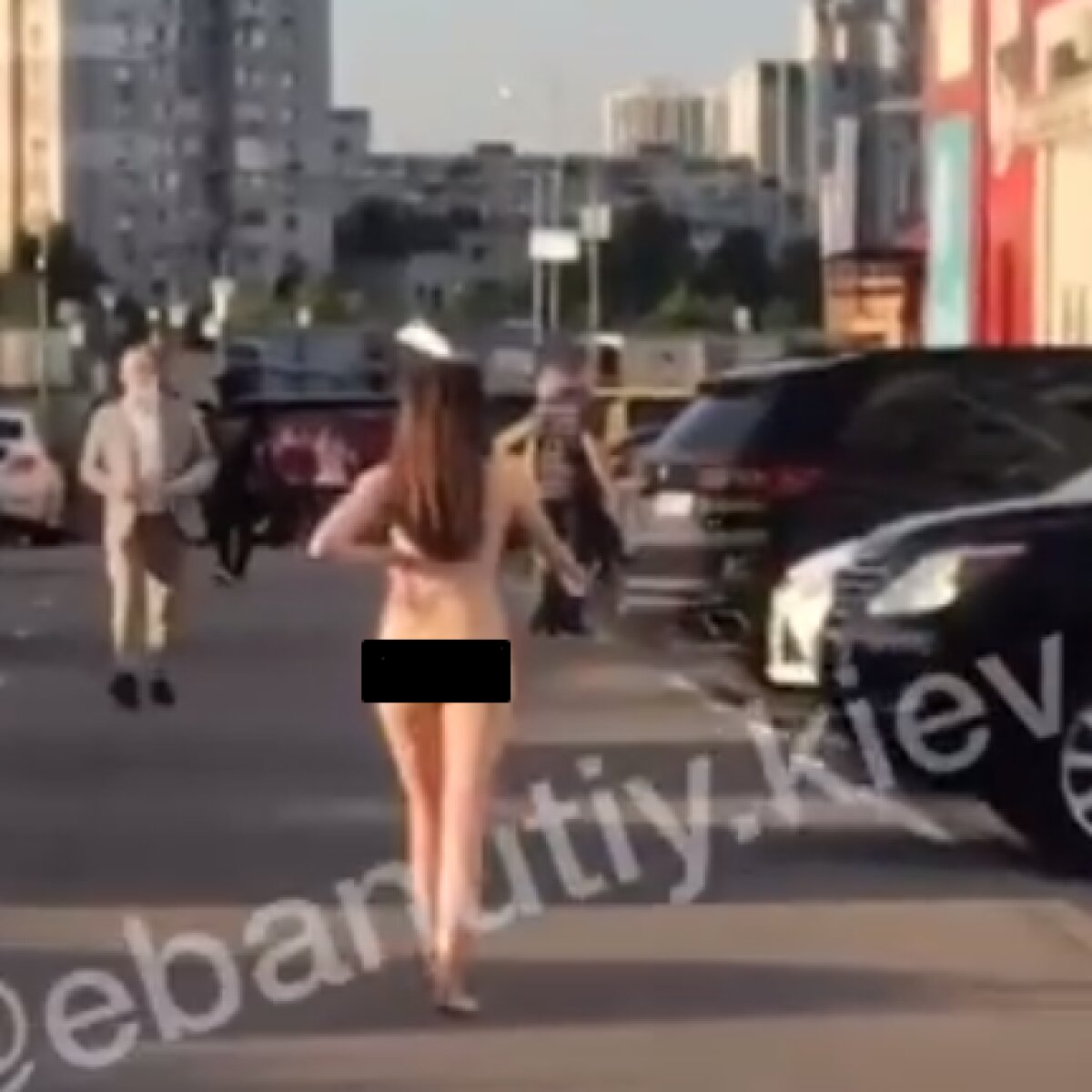 Жара в городе: по площади Победы разгуливала голая женщина