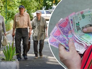Пенсіонер тримає гривні в руках