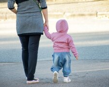 У Києві третю добу шукають молоду красуню з трирічним янголятком на руках