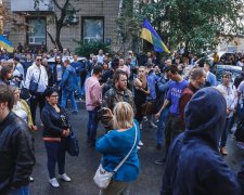 Мітингувальники під Генпрокуратурою зігнали всю злість на журналістці: відео побиття