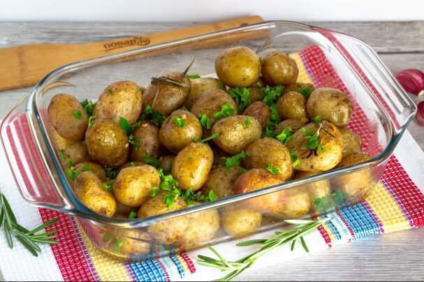 Просто тане в роті  — простий рецепт смачнющої молодої картопельки в духовці