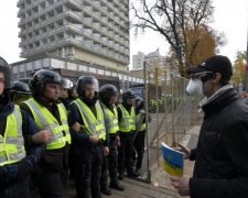 Митингующий отделал под Радой послушного полицейского