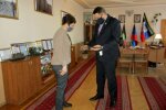 ″Росія - щедра душа″: окупаційний "мер" Дебальцевого подарував дитсадку кухонний віничок