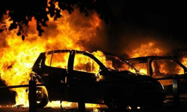 Пожар уничтожил почти полтора десятка авто в Крыму