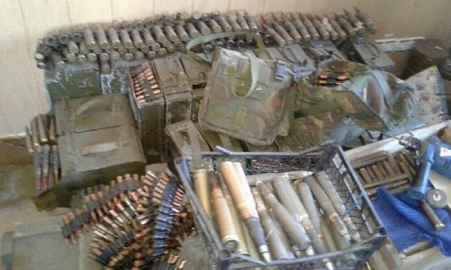 СБУ задержала военных с арсеналом оружия (фото)