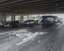 В Киеве кусок моста рухнул прямо на авто: фото