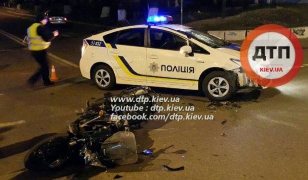 Поліцейський Prius і мотоцикліст зіткнулись у столиці (фото, відео)