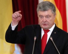 Воєнний стан, полонені і розмова з Путіним: Порошенко заявив, що морок, в який потрапили українці - тільки початок