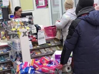 Російські чоловіки закуповуються прокладками, щоб продавати. t.me/insiderUKR